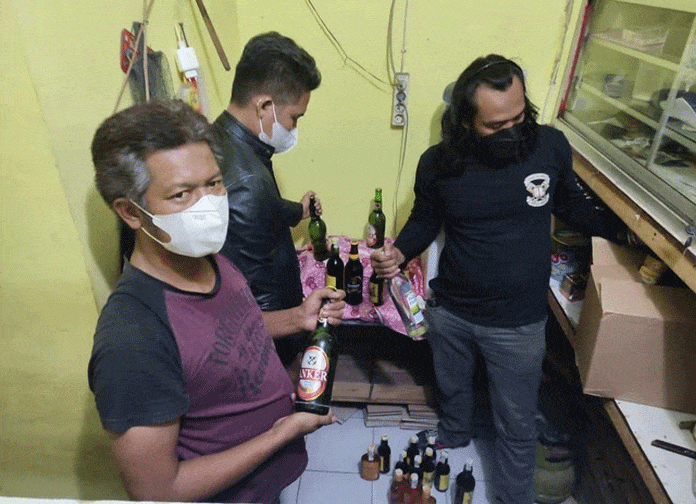 Polisi Berbaju Preman Sita 35 Botol Minuman Keras