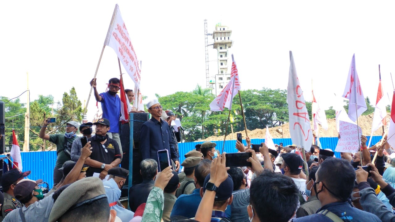 Pedagang Pasar Junjang Serbu Gedung Dewan