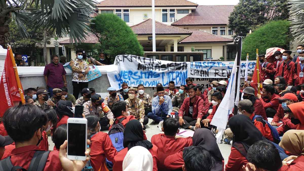 Tuntut Bupati, Sampaikan Kritik Mahasiswa ke Presiden