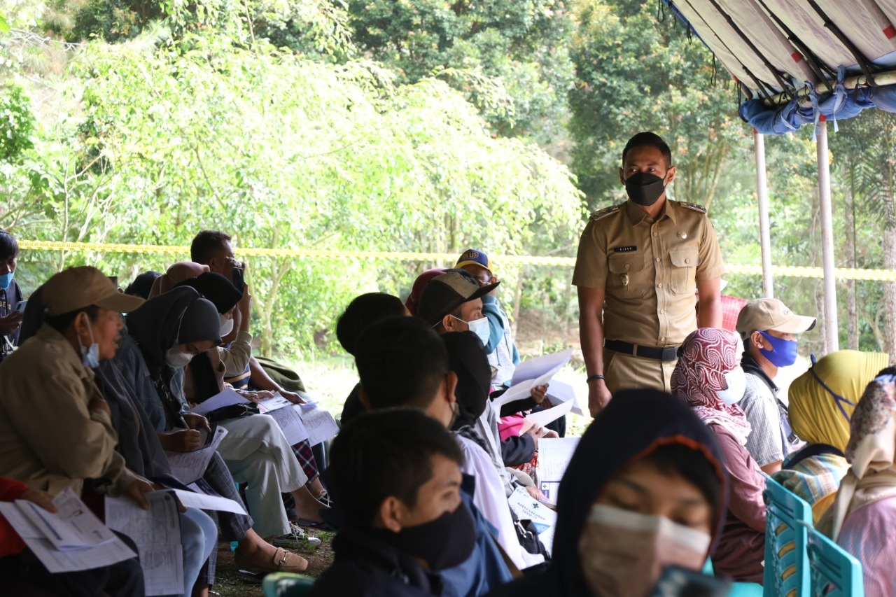 1.500 Masyarakat Kaki Gunung Ciremai Ikuti Vaksinasi Covid-19