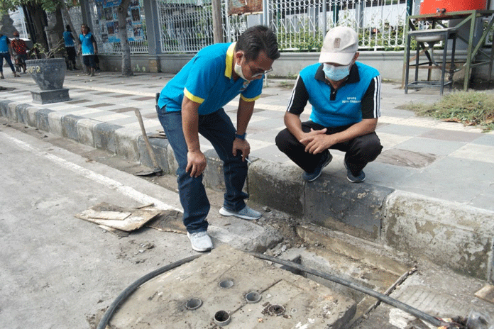 Cegah Banjir, DPUTR Kota Cirebon Intens Bersihkan Drainase