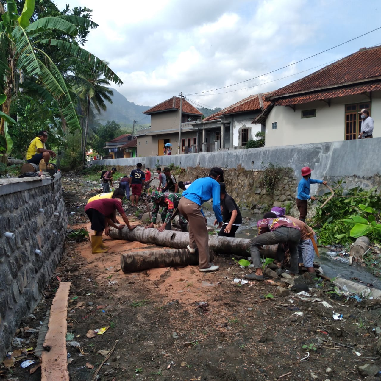 Cegah Banjir, Warga Gotong Royong Bersihkan Sungai