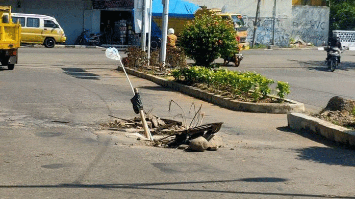 Miris, Jalan Rusak Hanya Ditandai Kantong Kresek