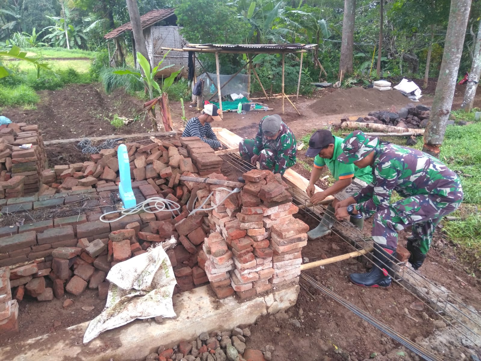 Babinsa Bersama Warga Bangun Petilasan Keramat