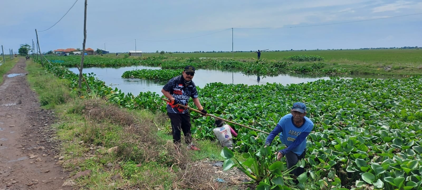 Cegah Banjir, Warga Bersih-bersih Sungai