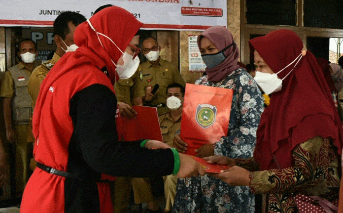 Purna Pekerja Migran Terima Dokumen Kependudukan