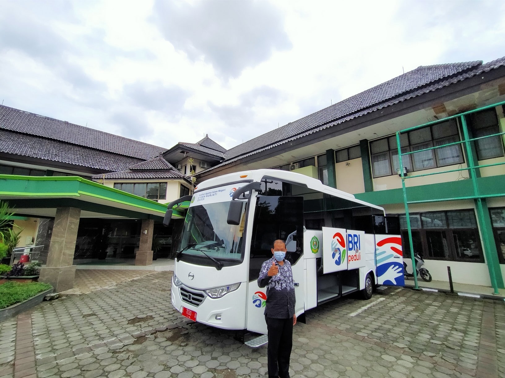 Bus CSR BRI Senilai Rp782 Juta Diserahkan ke IAIN Cirebon