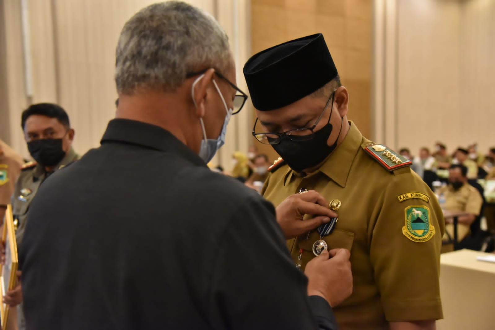 Bupati Sematkan Penghargaan Satya Lencana