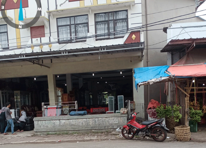 Dua Bangunan Berdiri di Atas Sungai