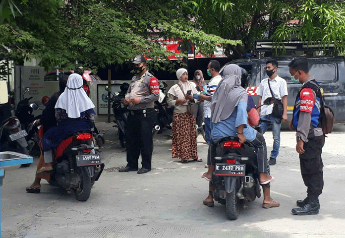 Kejar Vaksinasi, Muspika Jatibarang Sisir Pengunjung Pasar dan Pengguna Jalan