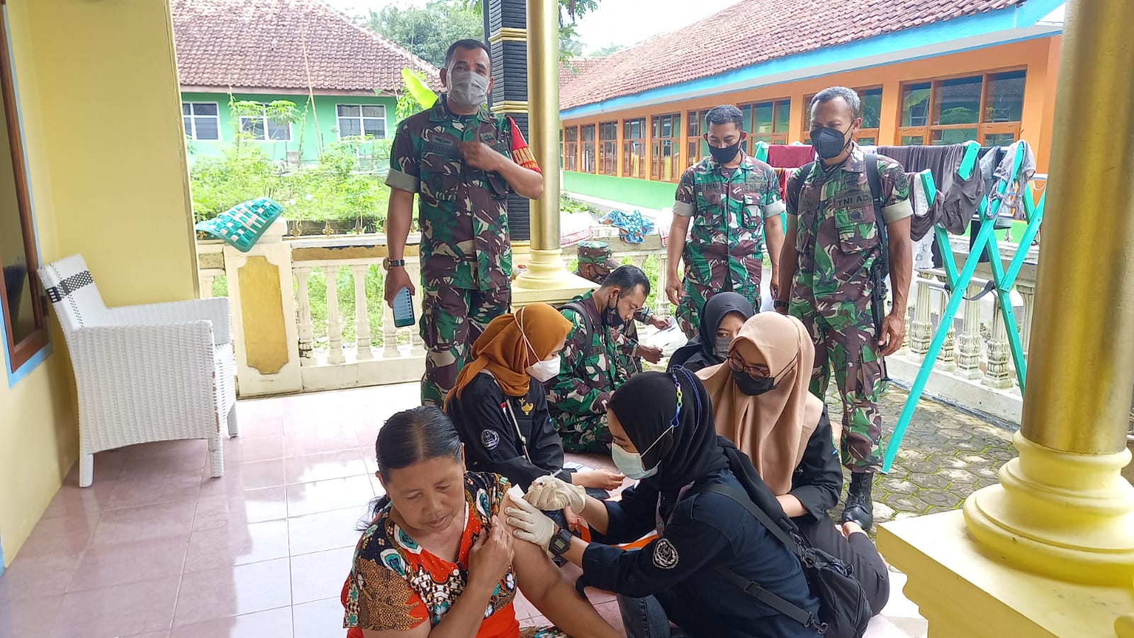 Anggota TNI Door to door Vaksinasi Keliling ke Rumah Warga