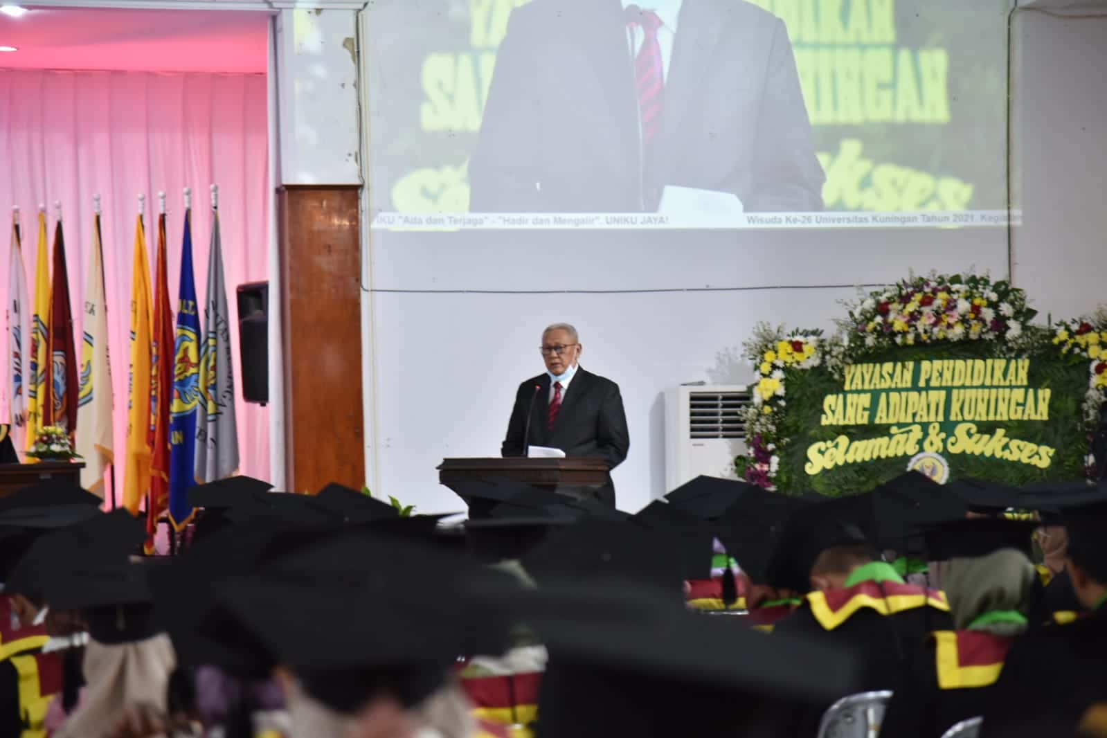 1005 Mahasiswa Uniku Di Wisuda