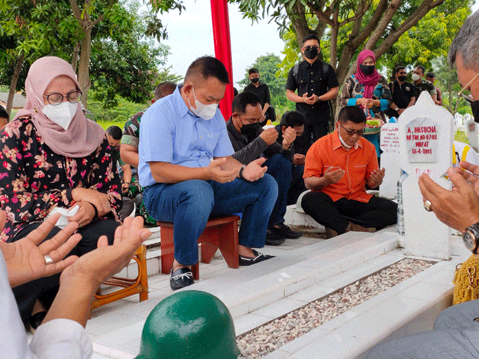 KSAD Jenderal Dudung Ziarah ke Makam Orang Tua di TMP Kesenden