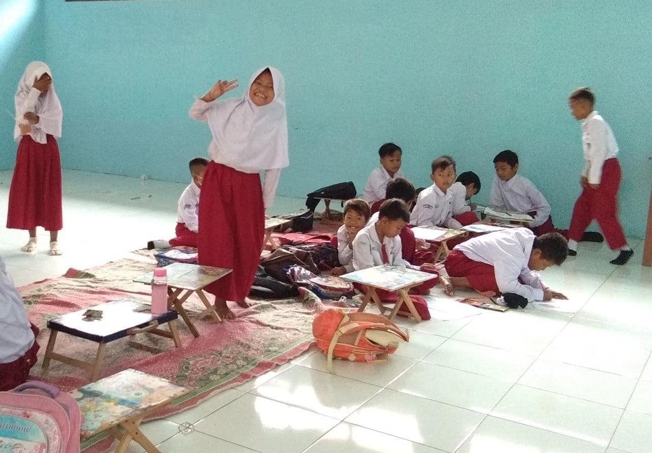 Miris, Sekolah Kekurangan Bangku