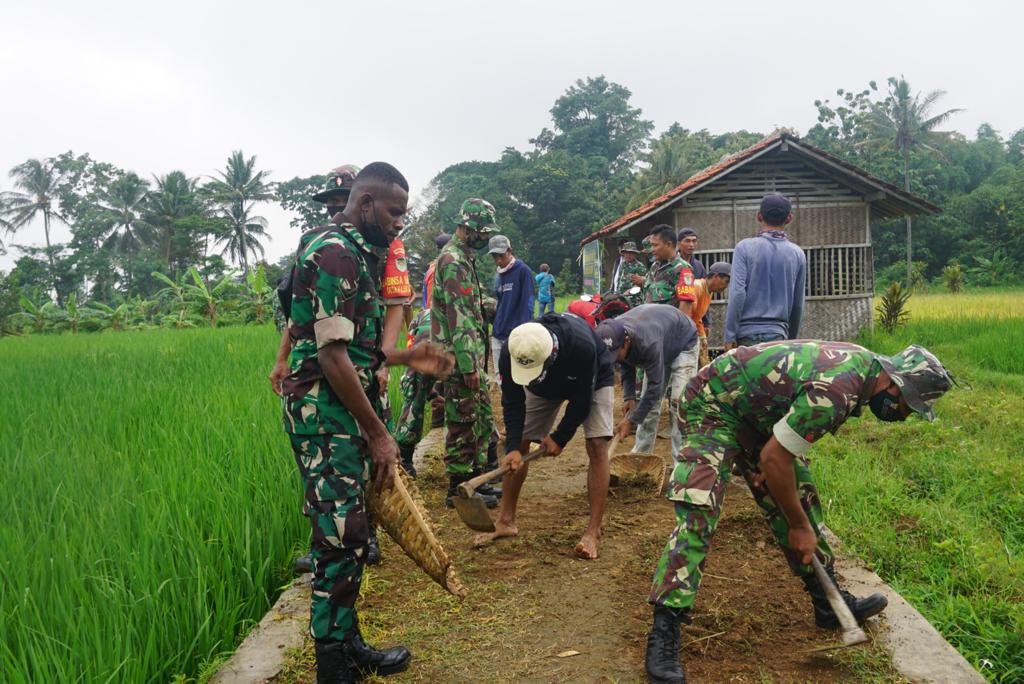 TNI dan Warga Bangun JUT