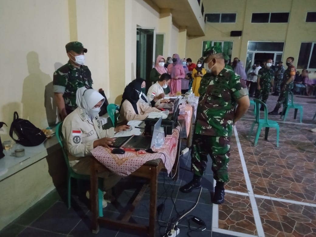 Kejar Target Vaksinasi, Kodim Kuningan Vaksinasi Warga di Malam Hari