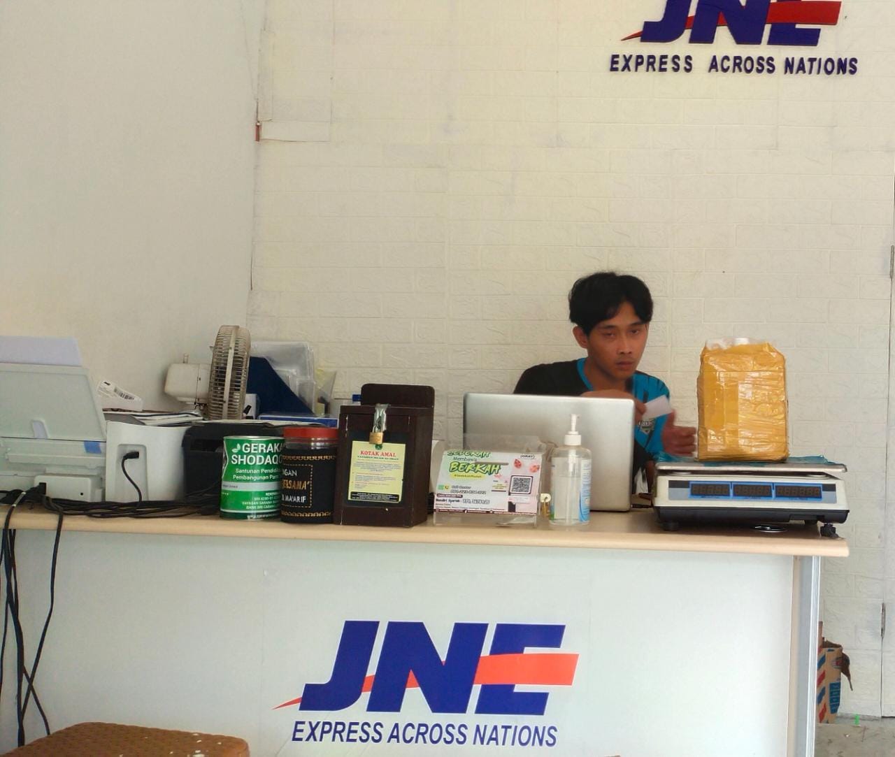 JNE Terus Mendekat dengan Konsumen