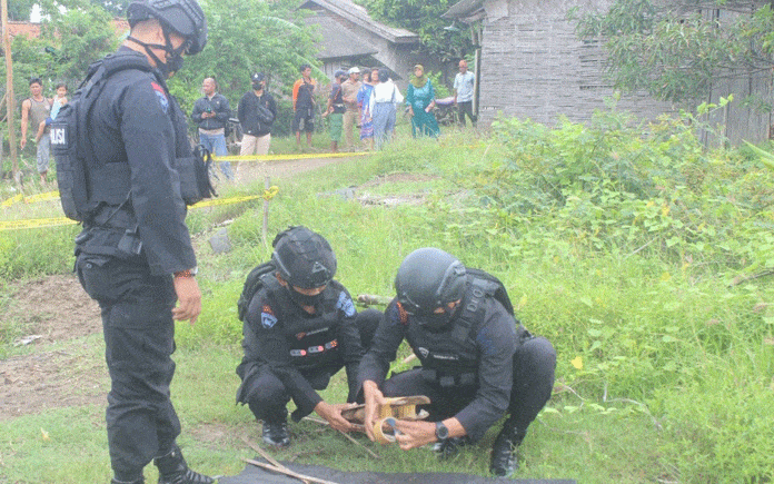 Mortir Aktif Tertumpuk Sirtu, Ditemukan Warga Losarang