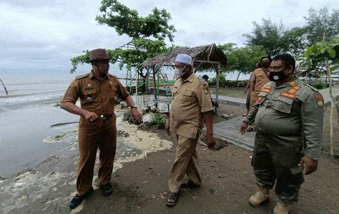 Air Laut Pasang Ancam Obyek Wisata Pantai