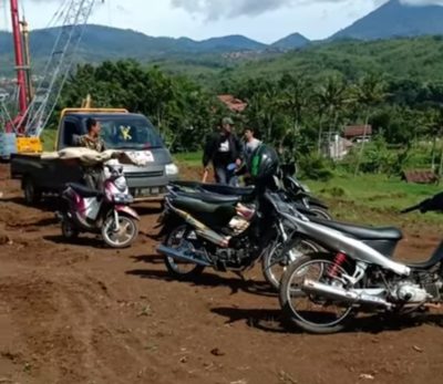 Warga Gendong Pocong, Jenazah Dipindah karena Tergusur Tol Cisumdawu