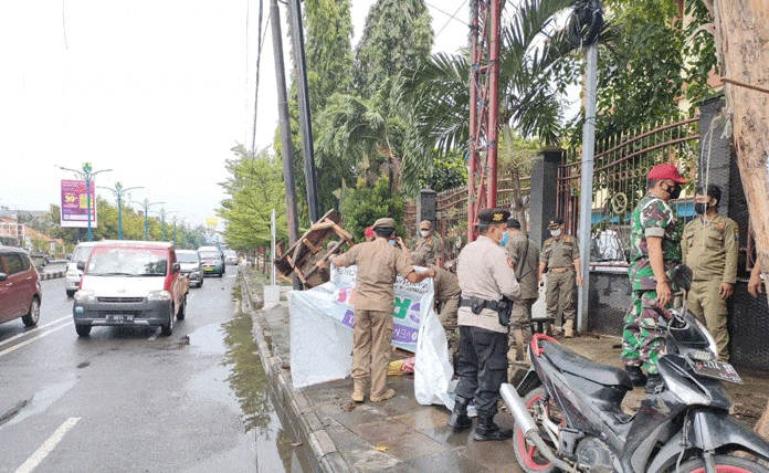 Razia Jalan Cipto dan Pemuda, Delapan PKL Kena Garuk Satpol PP