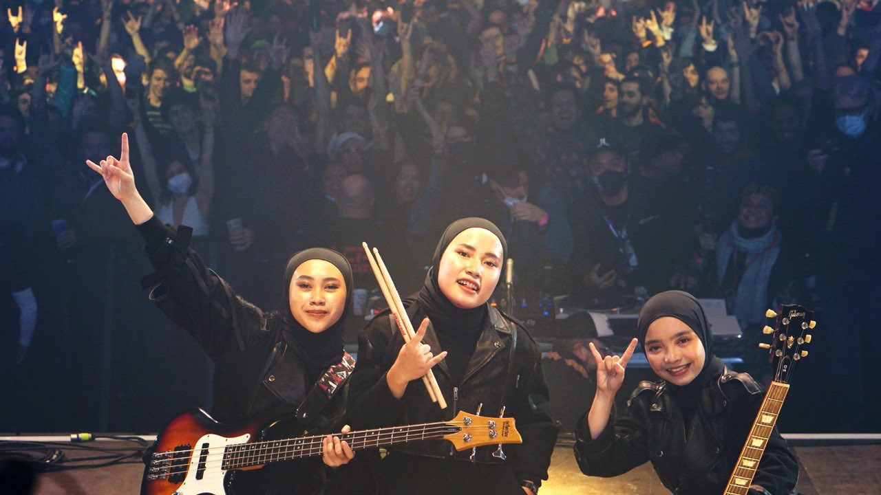 Lewat Grup Band Metal, 3 Perempuan Hijab asal Garut Menggebrak Eropa