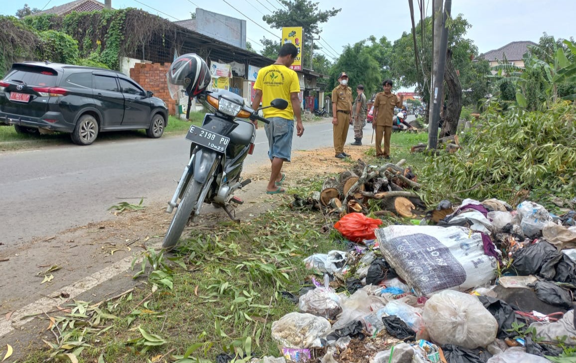 Jorok, Sampah Berserakan Di Mana-mana