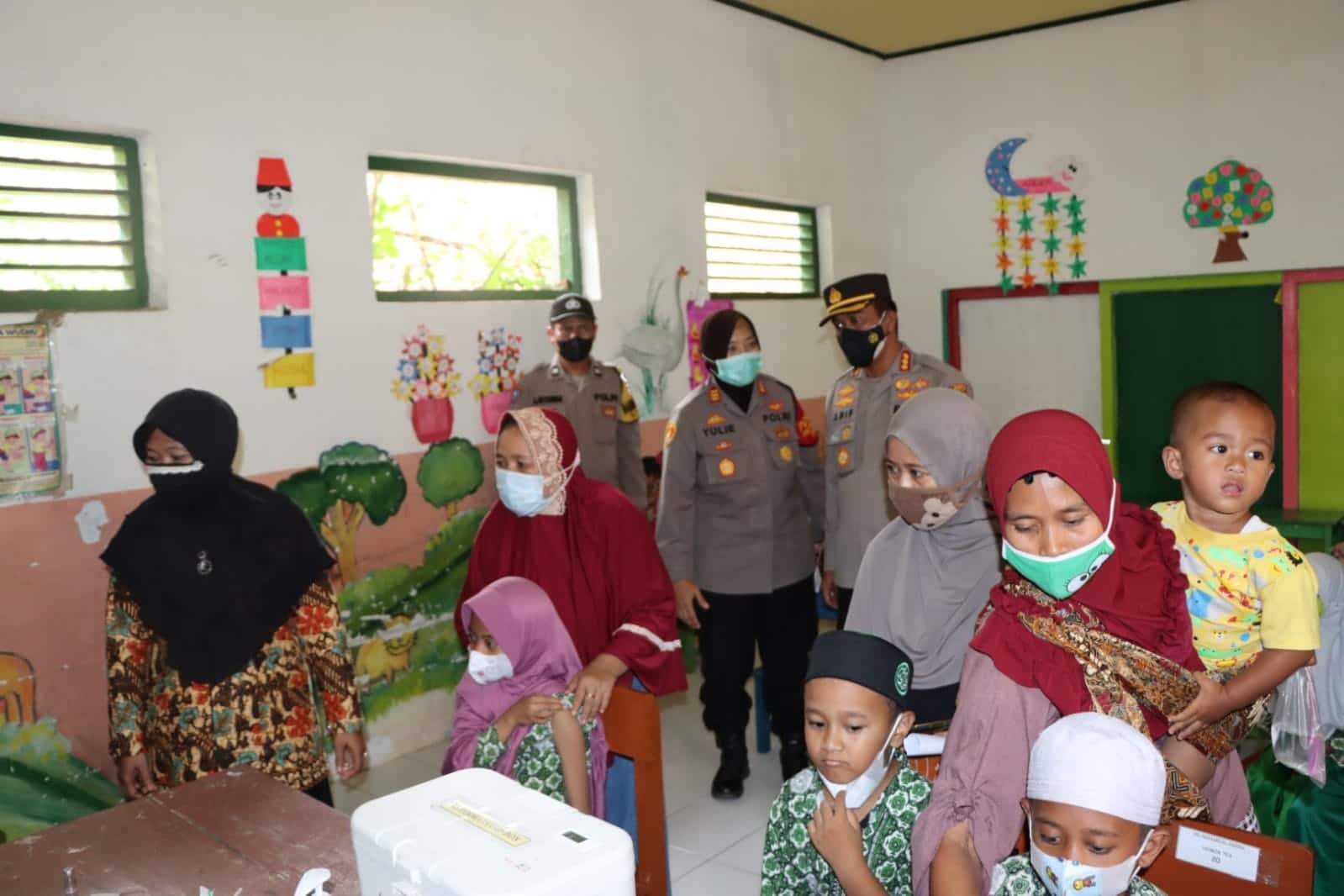 Kapolresta Cirebon Monitoring Vaksinasi Merdeka Anak di MI Maharesi Siddiq