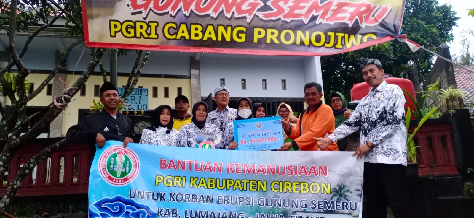 PGRI Serahkan Bantuan untuk Korban Semeru