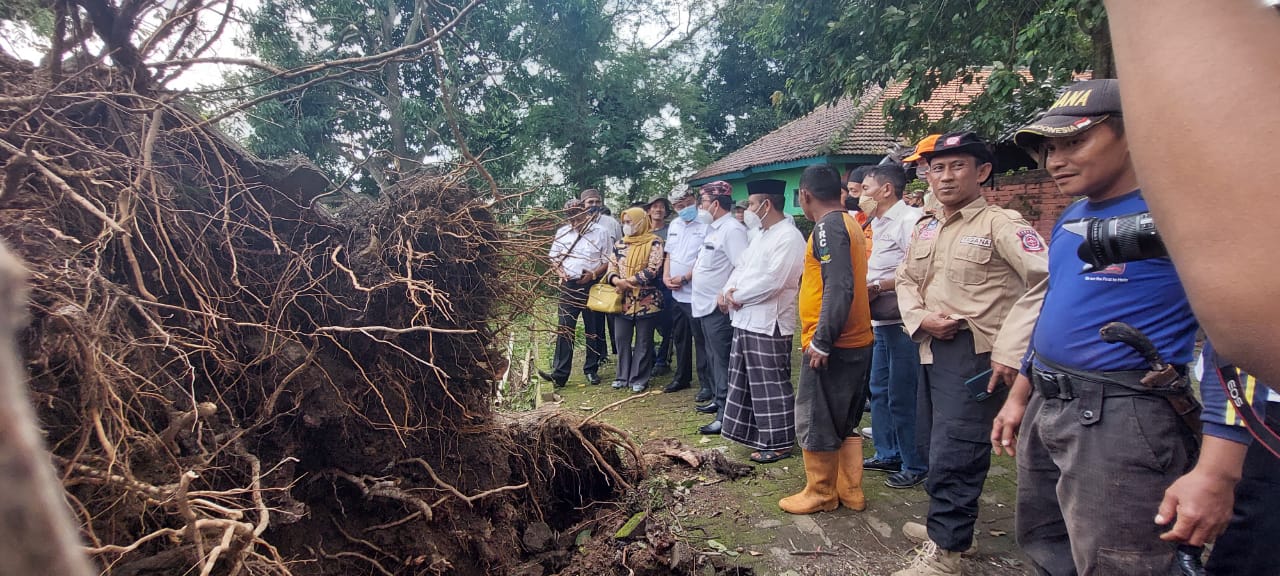 Bakal Perbaiki Pendopo Makam Mbah Kuwu Cirebon