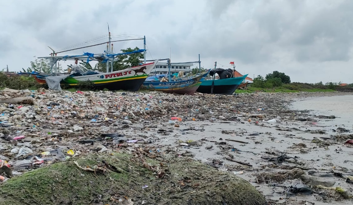 Miris, Pantai Dadap Dipenuhi Tumpukan Sampah