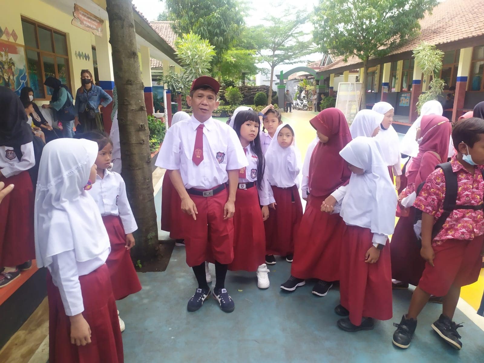 Ginanjar Empat Sekawan Hibur Siswa SDN 2 Caracas