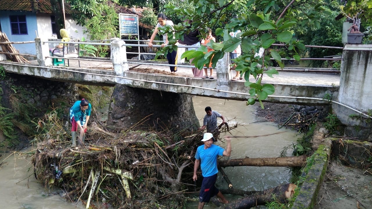 Sungai Cikondang Meluap Rendam Puluhan Rumah