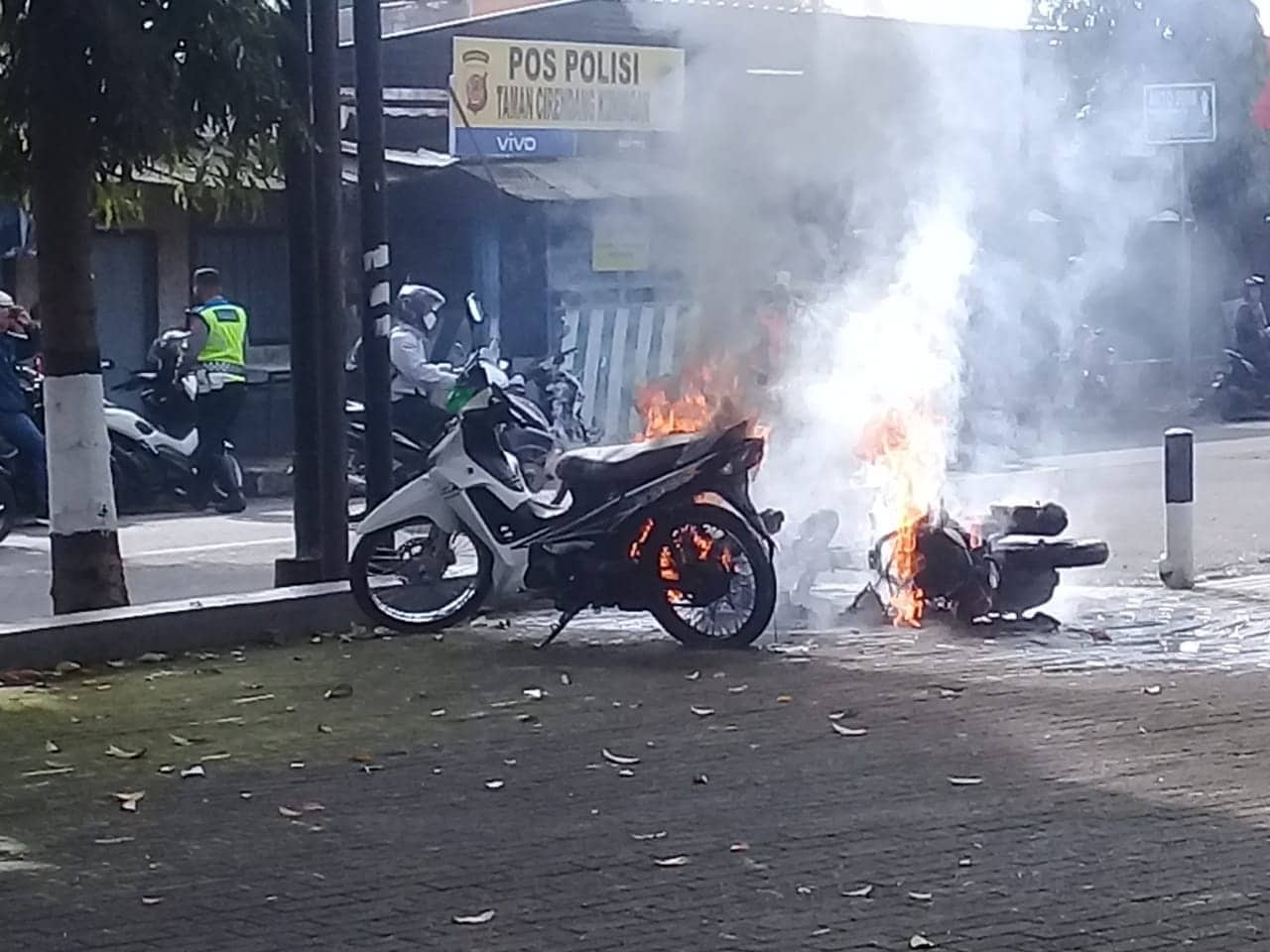 Takut Ditilang, Asep Bakar Motor