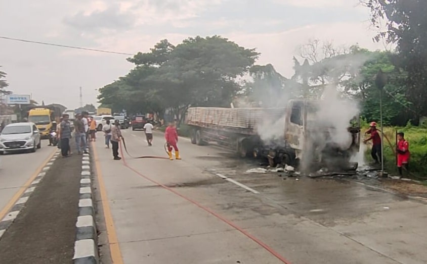 Pecah Ban, Truk Pengangkut Beton Ludes Terbakar