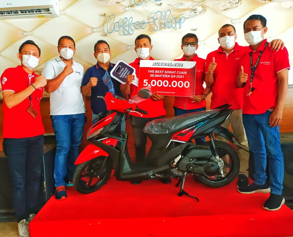 Telkomsel Serahkan hadiah Motor Kepada Sales Force depo Palimanan.