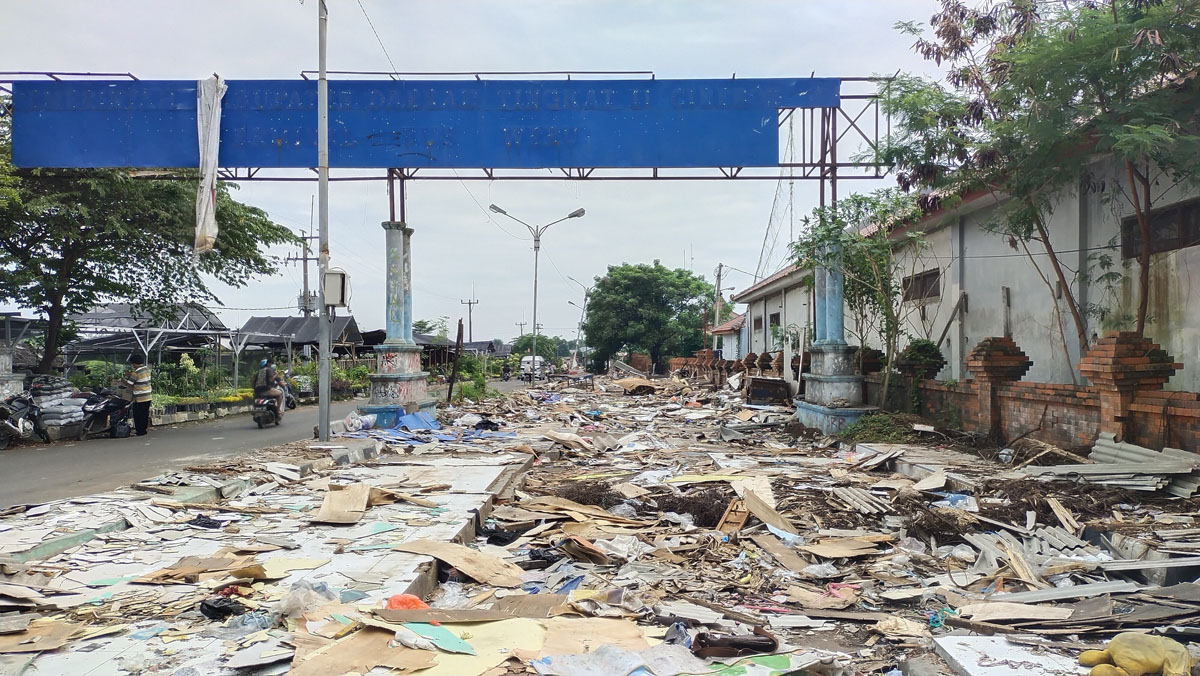 Jalan Masuk Uji KIR Dibiarkan Berantakan