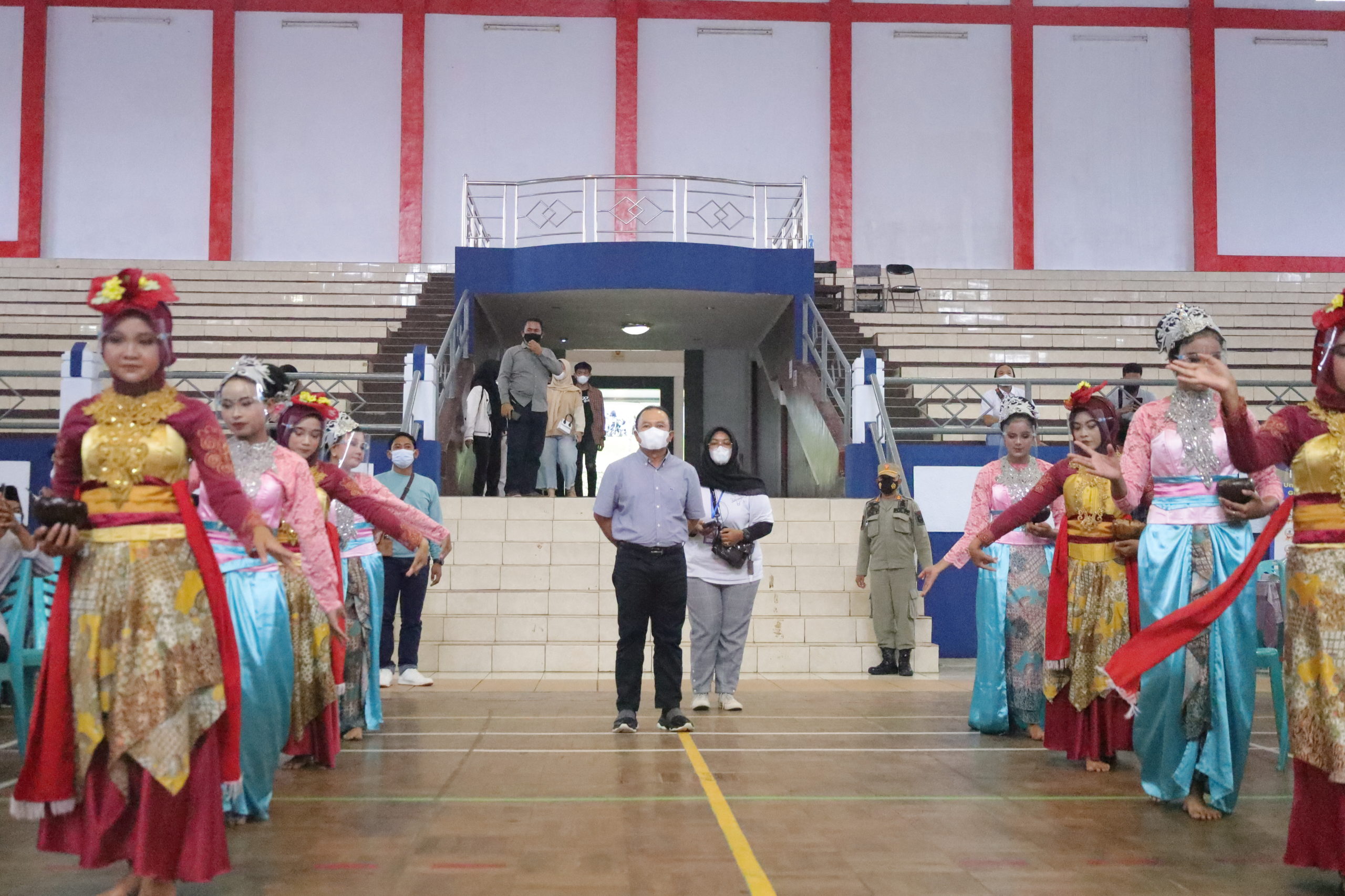 Disambut Tarian, Sekda Buka Universitas Festival