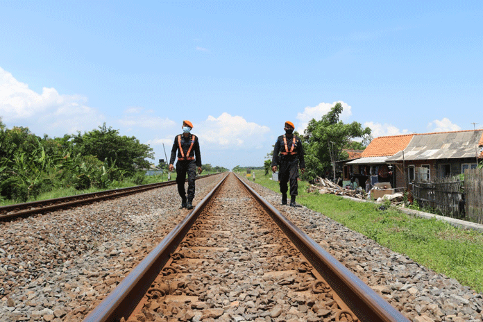 Beraktivitas di Jalur Kereta Terancam Kena Sanksi