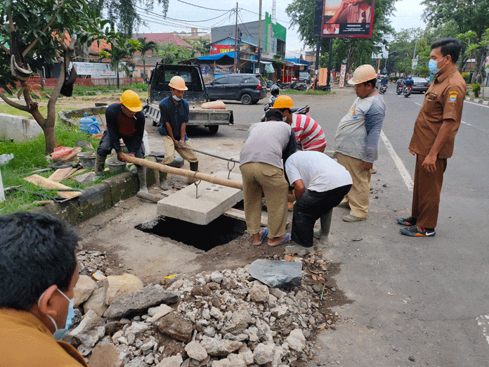 Tugas Berat Pasukan DPUTR Kota Cirebon, Kewalahan Perbaiki  Jalan Berlubang