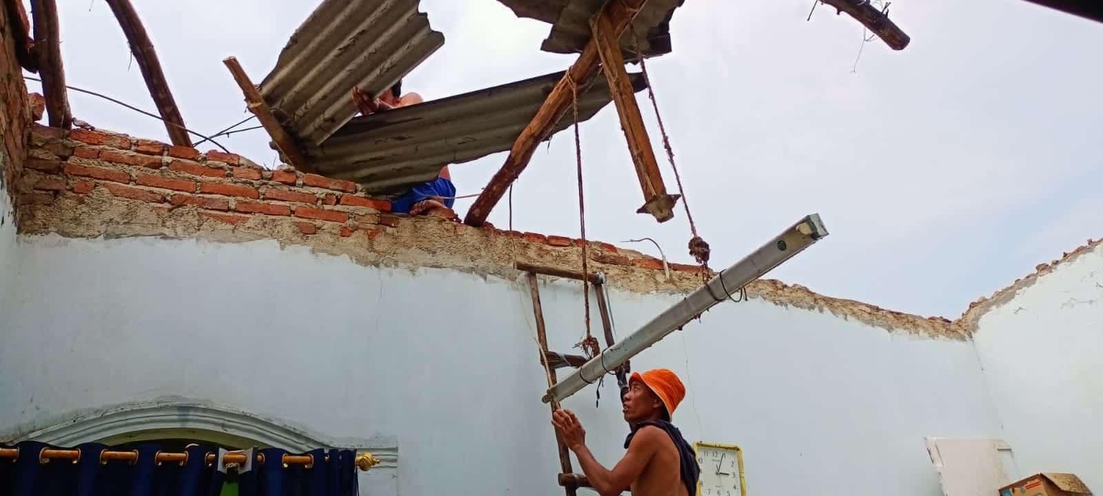 Angin Kencang Rusak Bangunan