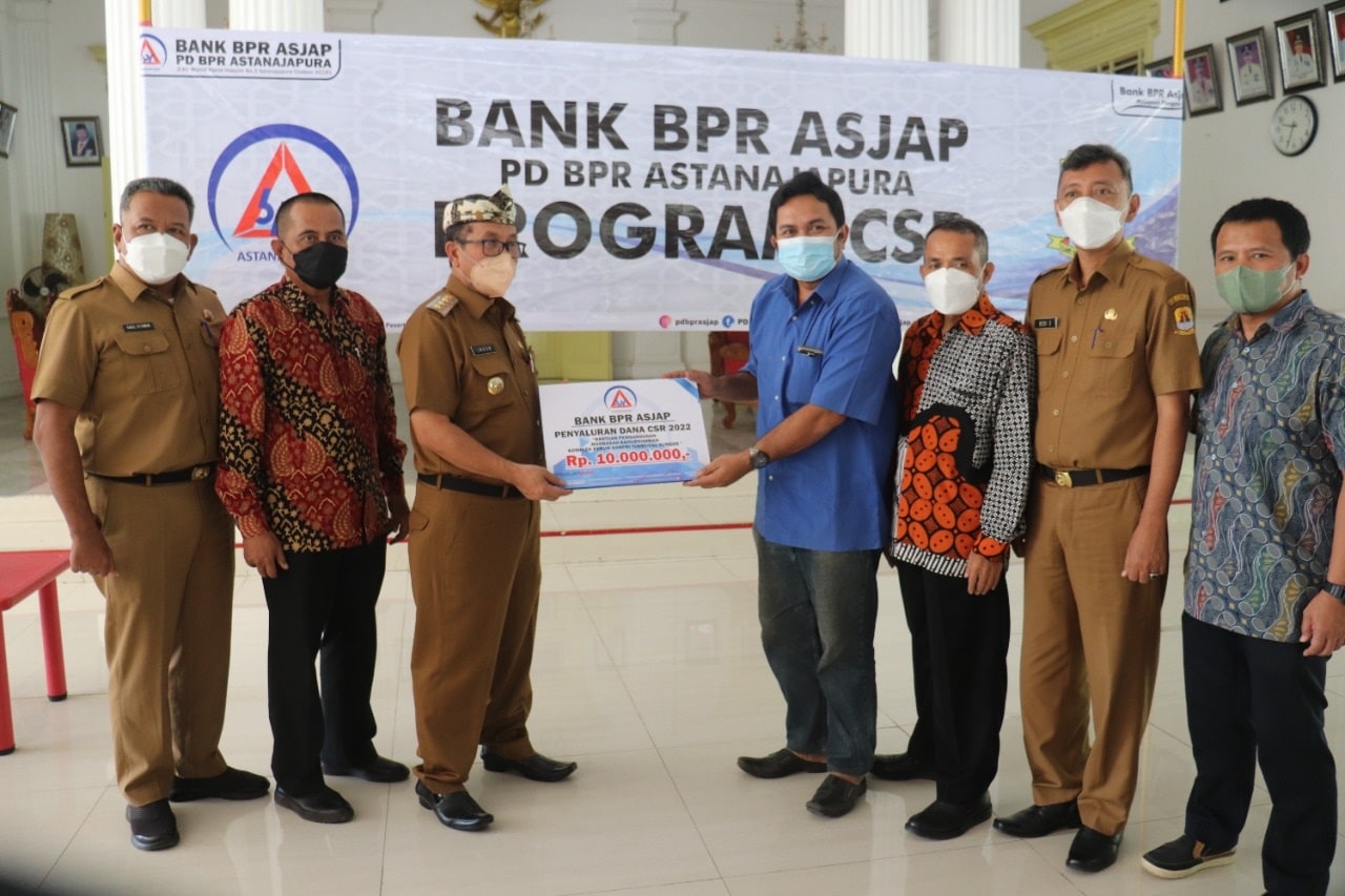 Bupati Cirebon Salurkan CSR BPR Astanajapura