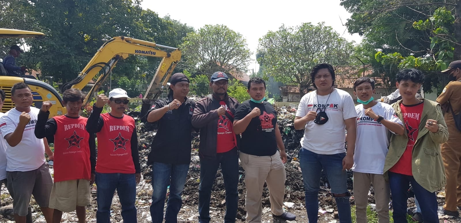 Jelang HUT Kabupaten Cirebon, Repdem Bersih-bersih Sampah di Pemakaman