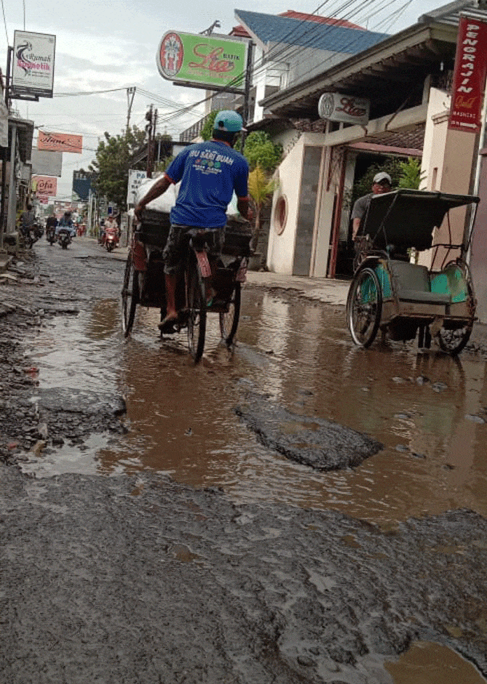 Jalan Rusak, Warga Kabupaten Cirebon Diminta Bersabar