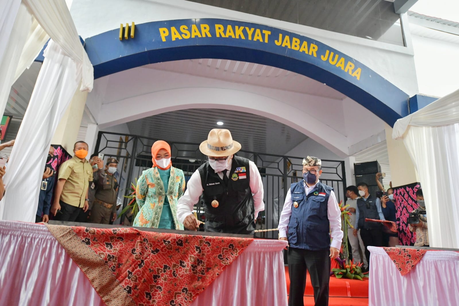 Ridwan Kamil Resmikan Dua Pasar Hasil Revitalisasi di Cirebon