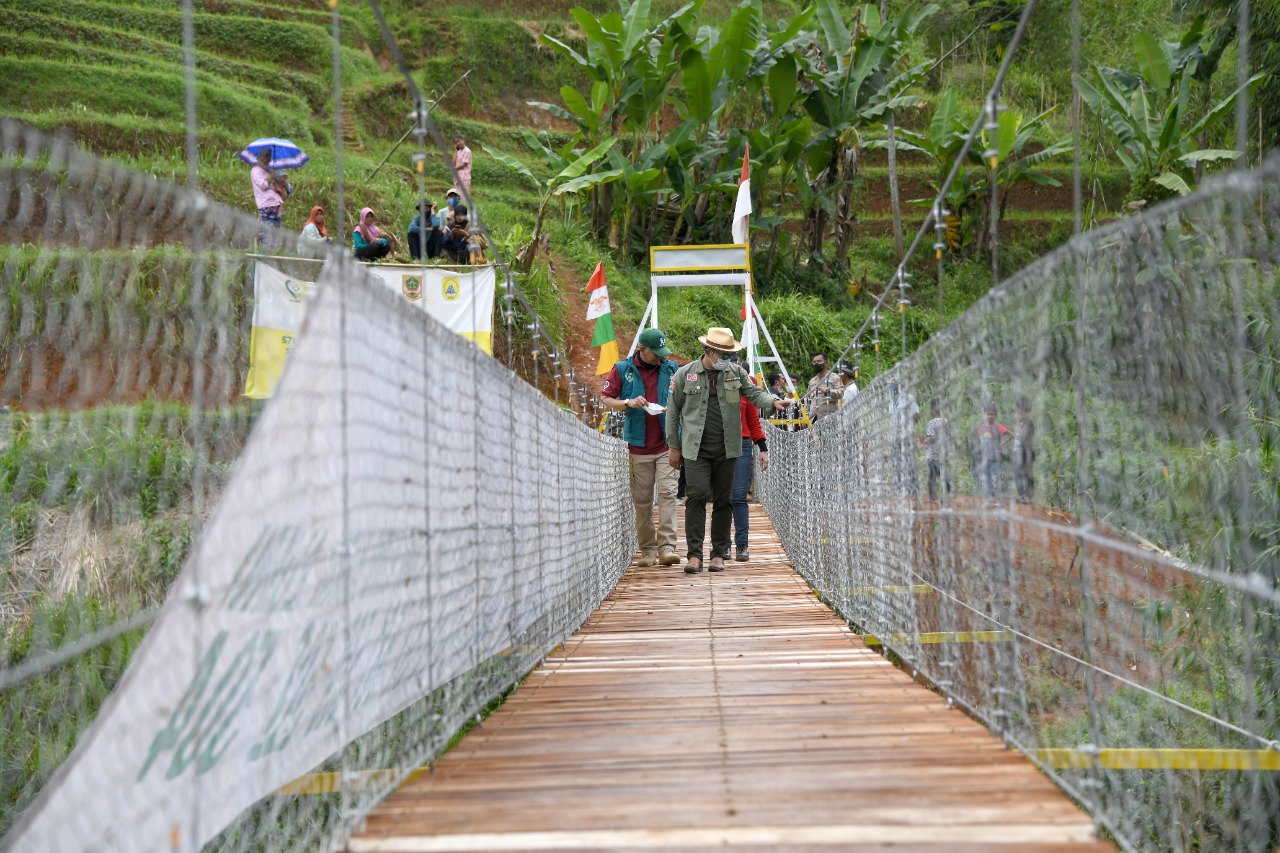 Resmikan Jembatan di Cililin, Ridwan Kamil Apresiasi Peran Komuntas Beri Solusi Bagi Warga