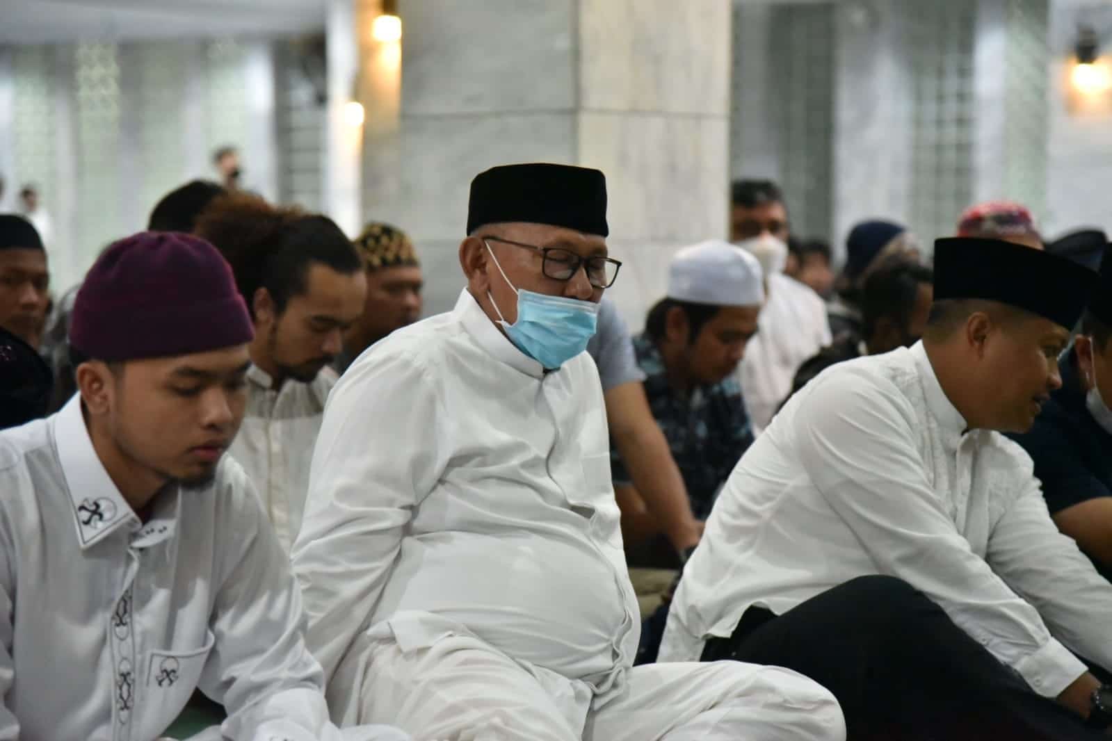 Bupati Tarawih Pertama di Masjid Syiarul Islam