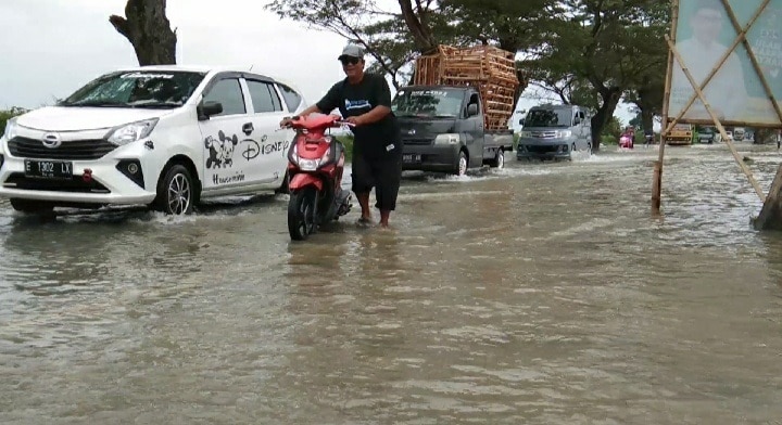 Terobos Banjir, Sejumlah Kendaraan Warga Mogok